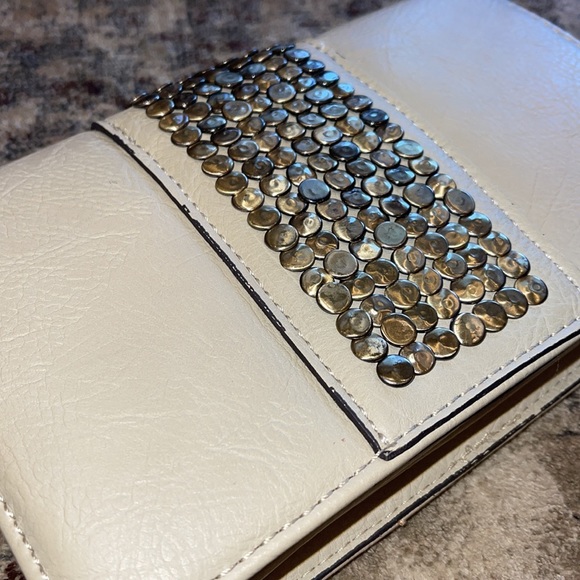 Street Level Cream and Antique Gold Leather Crossbody Bag - Picture 10 of 10